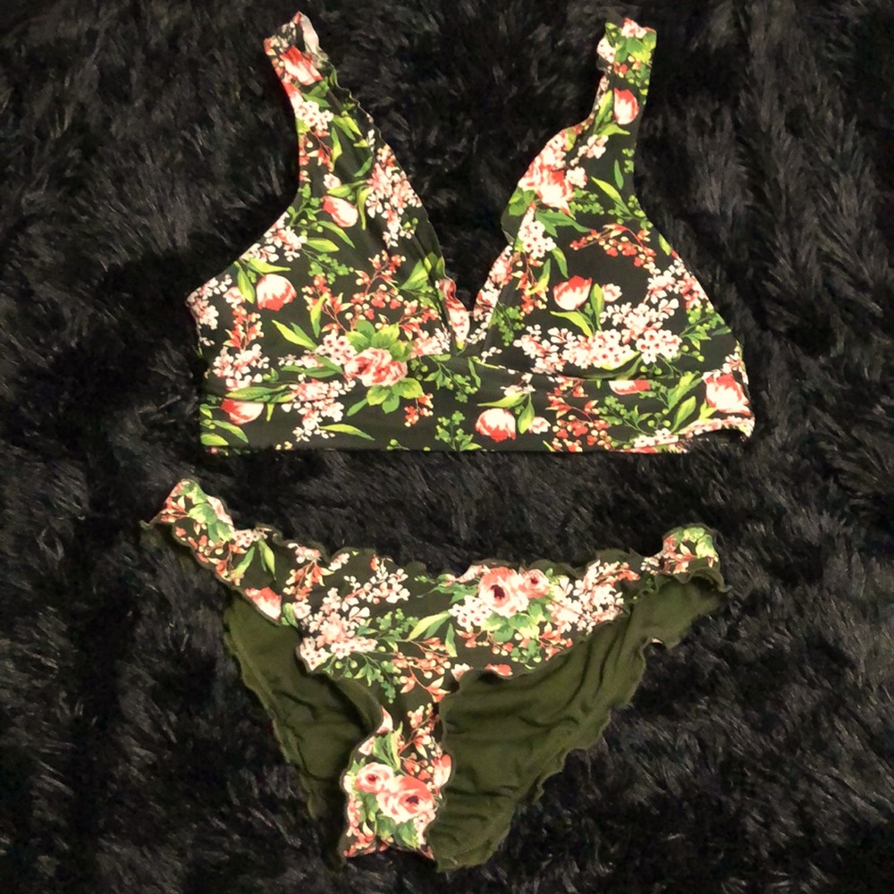 two piece suit! sizes top(XL) bottoms (L)